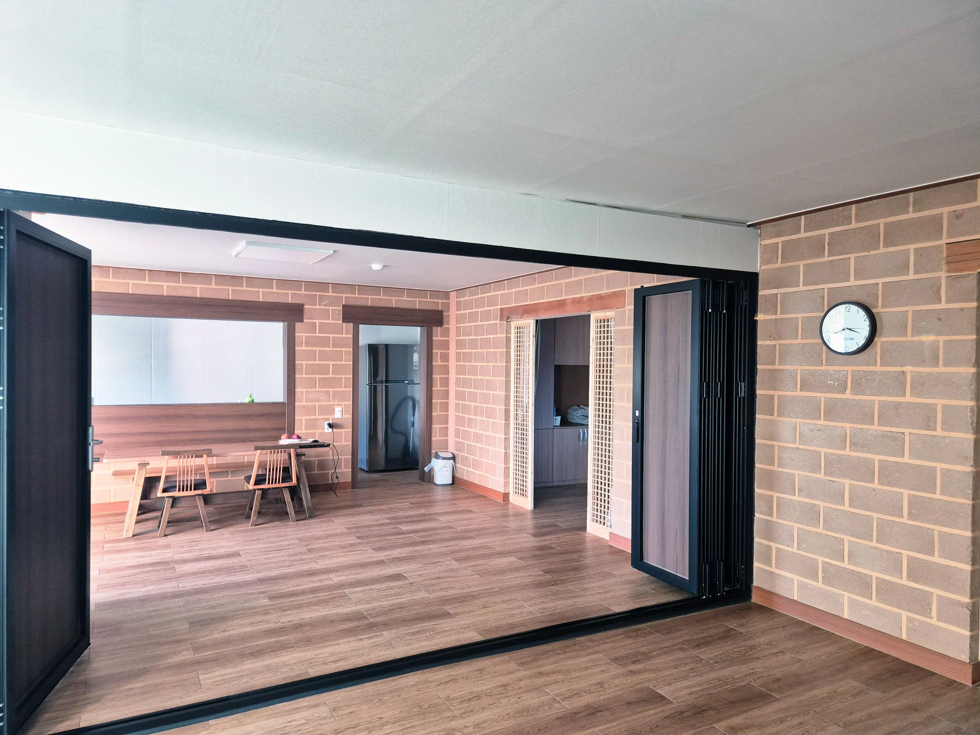 사과방 거실 입구